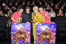 「劇場版パタリロ！」舞台挨拶の様子。左から小林顕作監督、魔夜峰央、加藤諒、佐奈宏紀。