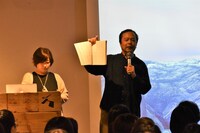 左から永岡智佳監督、諏訪道彦プロデューサー。