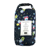 「コジコジ × KiU × TOWER RECORDS スリーブ レインポンチョ」の収納時イメージ。