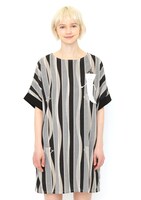 ワンピース「一反もめんストライプ」の着用例。