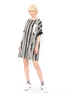 ワンピース「一反もめんストライプ」の着用例。