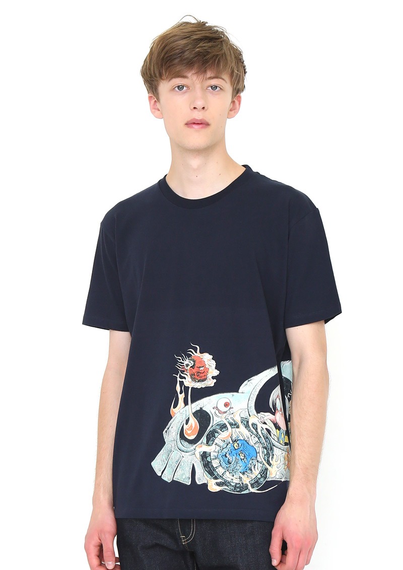 Tシャツ「妖怪自動車」の着用例。