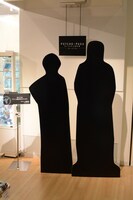 入り口前に設置されたパネル。フラッシュ撮影すると朱と狡噛が浮かび上がる。