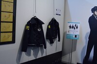 劇中で監視官が着用している制服ジャケットを再現したファッショングッズの試着・撮影コーナー。