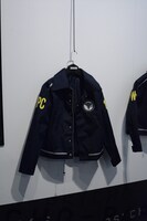 劇中で監視官が着用している制服ジャケットを再現したファッショングッズ。