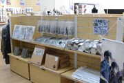 併設されたショップの展覧会グッズコーナー。