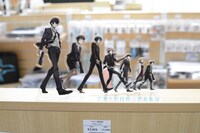 ショップにディスプレイされているアクリルスタンド。1期のキービジュアルをもとにしている。