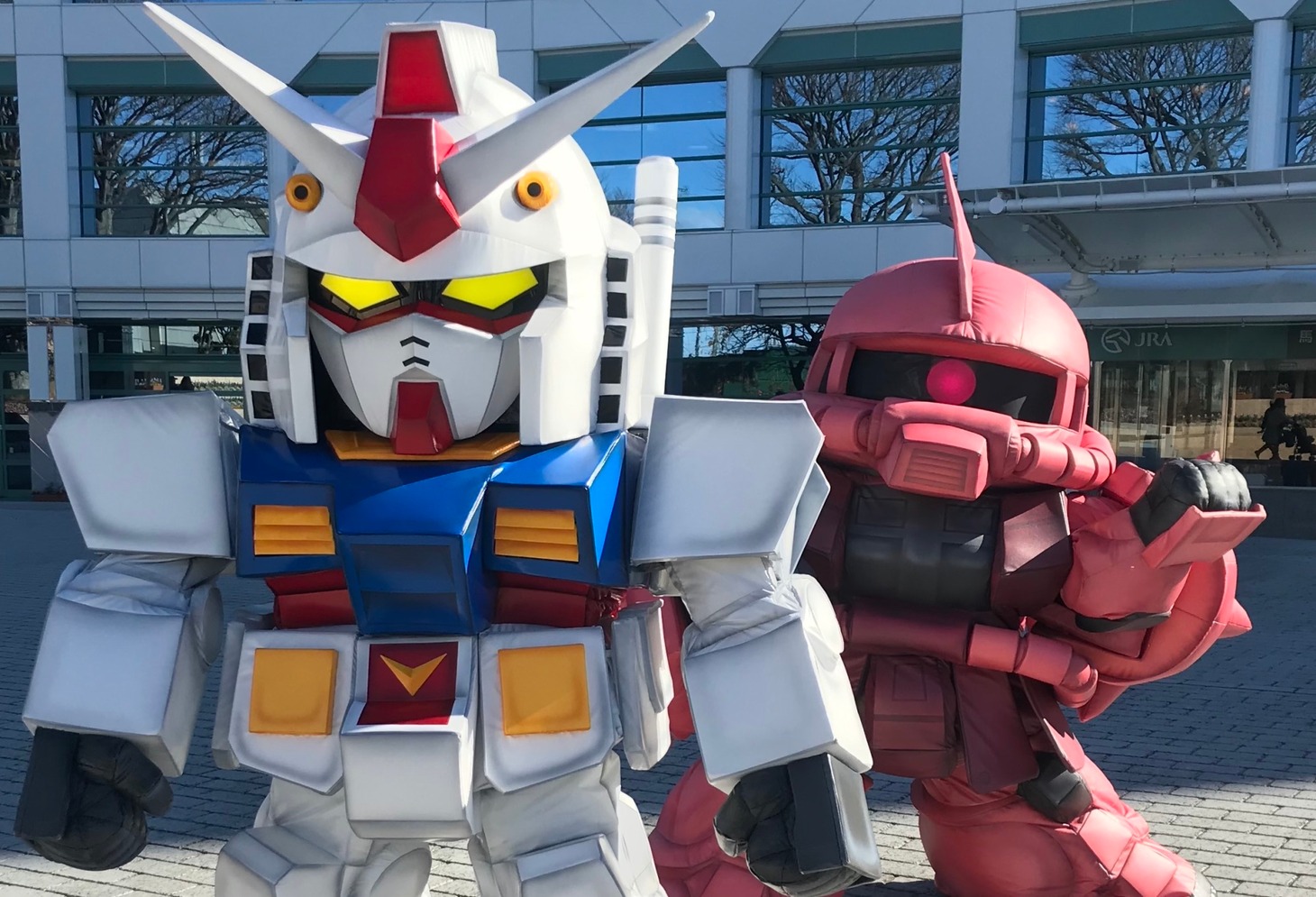 ガンダムとシャアザクとのグリーティングイベントのイメージ。