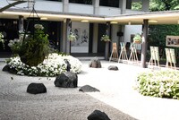 式場前の庭園。