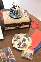 返礼品の原作画クッキー詰め合わせと、オリジナルポストカード。