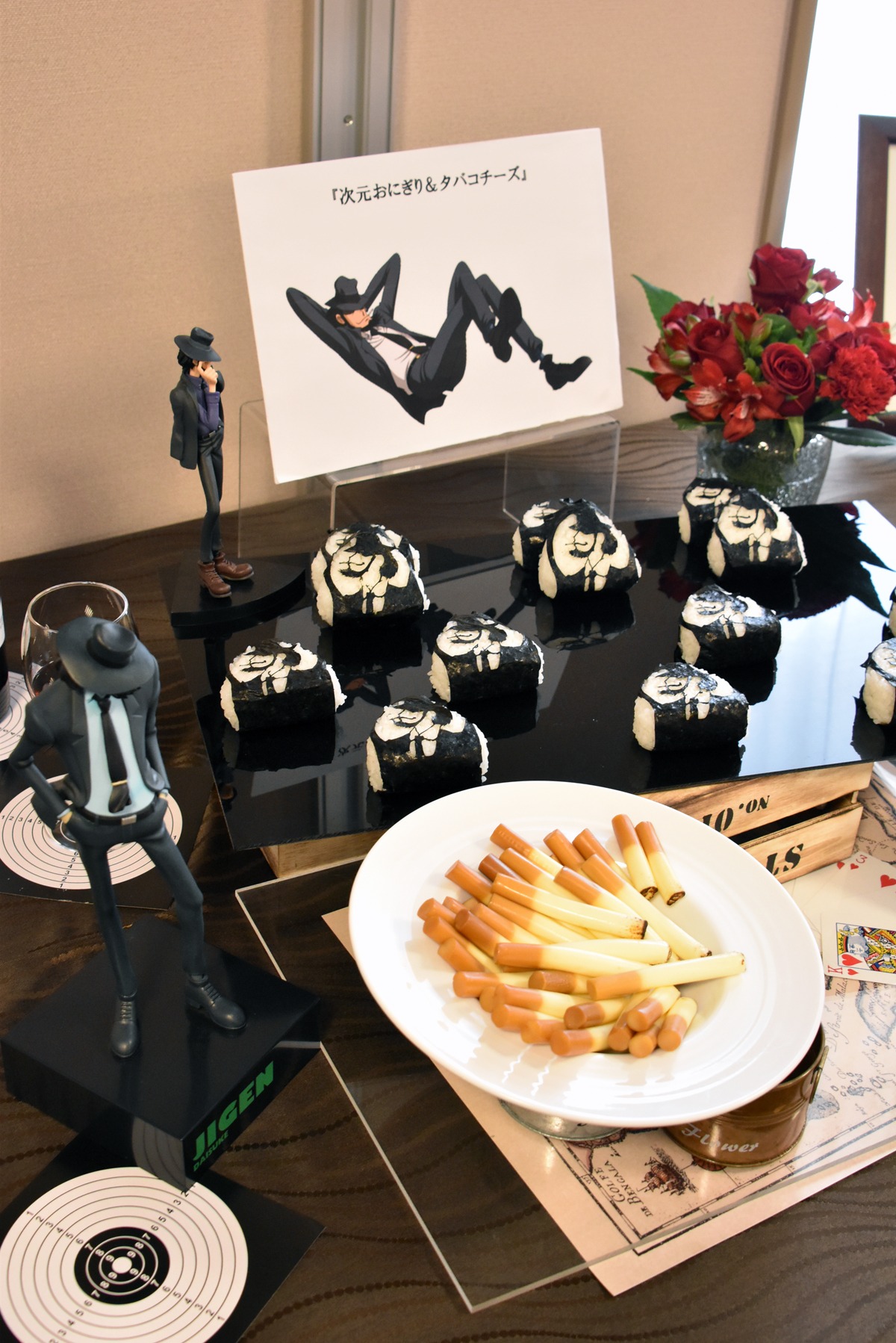 懇親会で振舞われた「次元おにぎり＆タバコチーズ」。