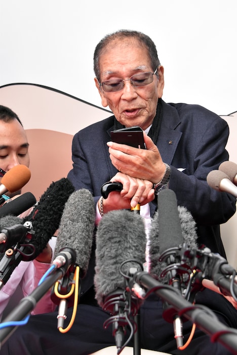 用意してきた言葉を読み上げる小林清志。