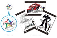 ソフマップ限定チケットに付属する、河森正治の複製サイン入りポストカードと缶バッジ。