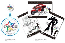 ソフマップ限定チケットに付属する、河森正治の複製サイン入りポストカードと缶バッジ。