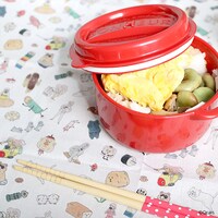 「チャー子」グッズのハンカチ使用例。