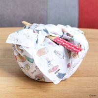 「チャー子」グッズのハンカチ使用例。