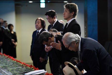 献花を捧げる小栗旬。(c)「モンキー・パンチ先生を偲ぶ会」実行委員会