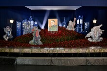 モンキー・パンチの花祭壇。(c)「モンキー・パンチ先生を偲ぶ会」実行委員会