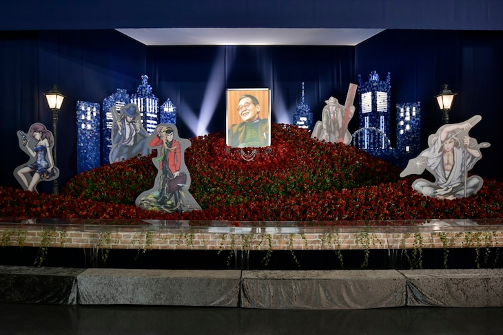 モンキー・パンチの花祭壇。(c)「モンキー・パンチ先生を偲ぶ会」実行委員会