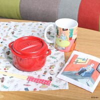 「チャー子」グッズのマグカップ、ハンカチ、ポーチを並べた様子。