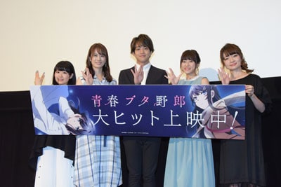 劇場アニメ「青春ブタ野郎はゆめみる少女の夢を見ない」初日舞台挨拶の様子。左から東山奈央、瀬戸麻沙美、石川界人、水瀬いのり、種崎敦美。