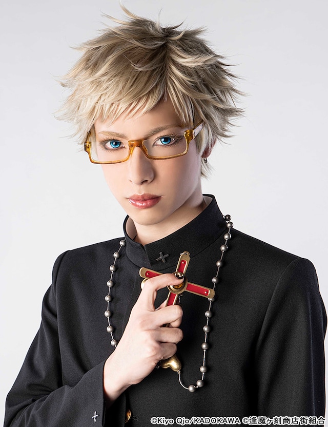 與座亘扮する志萬安吾。