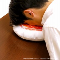 「麻婆ラーメンクッション」の使用イメージ。