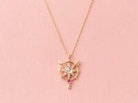 「夢の鍵 ネックレス」。「カードキャプターさくら展－魔法にかけられた美術館－」のミュージアムショップでのみ販売。