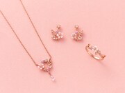 左から「木之本桜 ネックレス」「木之本桜 ピアス」「木之本桜 リング」。
