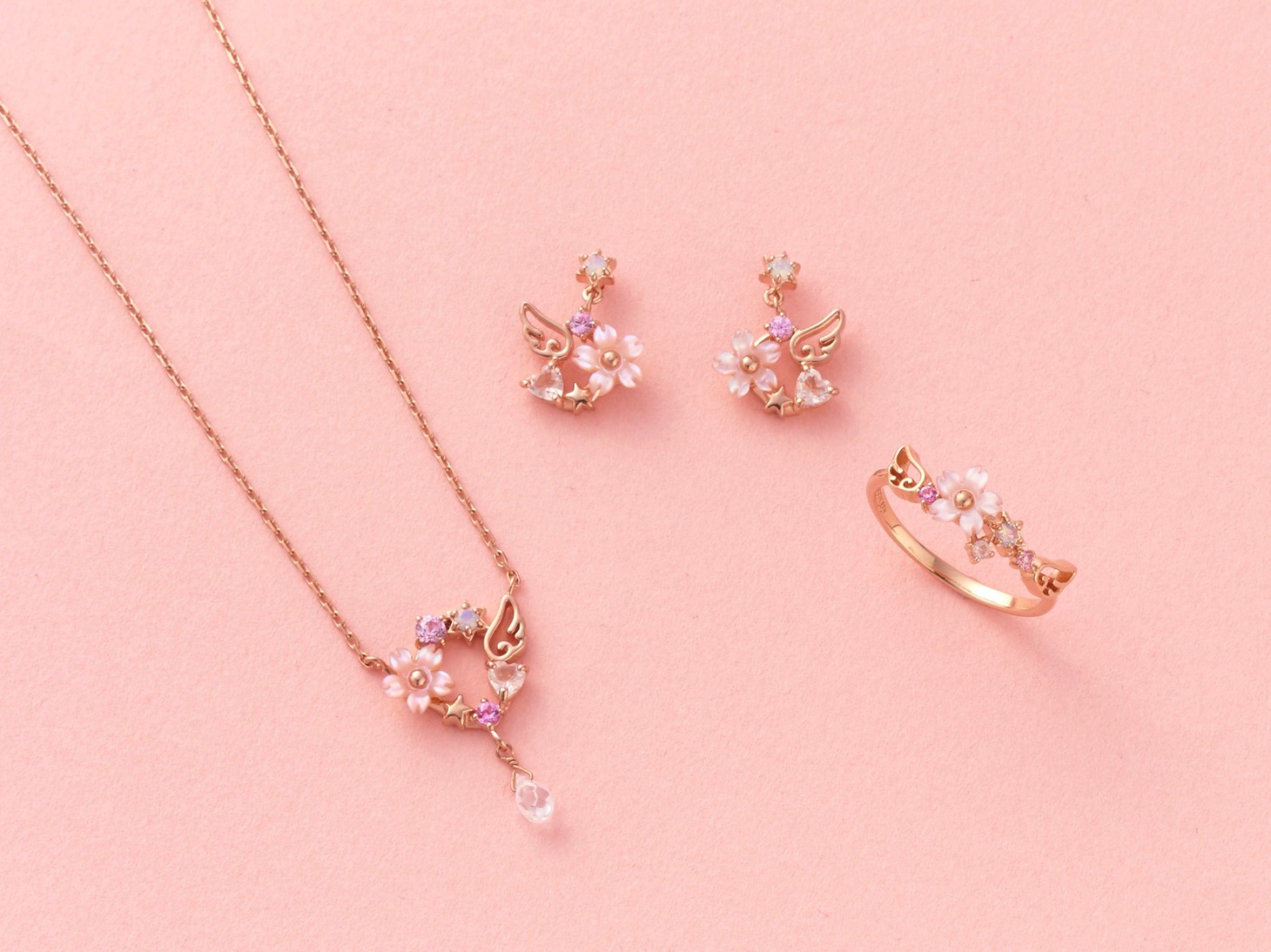 左から「木之本桜 ネックレス」「木之本桜 ピアス」「木之本桜 リング」。