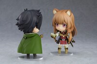 別売りの「ねんどろいど 盾の勇者」と「ねんどろいど ラフタリア」を一緒に飾った様子。