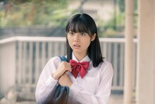 映画「惡の華」より、秋田汐梨扮する佐伯奈々子を捉えた場面写真。