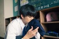 映画「惡の華」の場面写真。