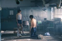 映画「惡の華」の場面写真。