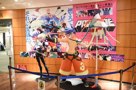 池袋HUMAXシネマズでは地下2階に、ガロとリオの立像を展示している。