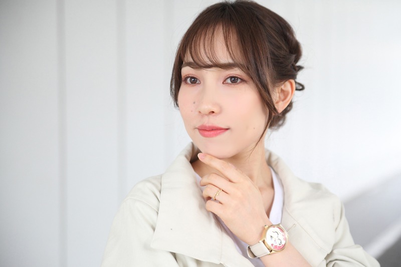 新星玲央モデルのアイテム着用イメージ。