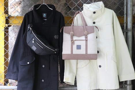 玲央、真武をイメージしたアウターとバッグ。