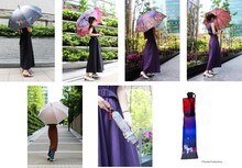 「日本名作倶楽部 手塚治虫生誕90周年記念 郡内織 晴雨兼用折りたたみ傘」の使用イメージ。