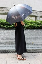 「日本名作倶楽部 手塚治虫生誕90周年記念 郡内織 晴雨兼用折りたたみ傘 ＜鉄腕アトム＞ 」の使用イメージ。