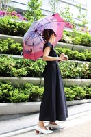 「日本名作倶楽部 手塚治虫生誕90周年記念 郡内織 晴雨兼用折りたたみ傘 ＜鉄腕アトム＞ 」の使用イメージ。