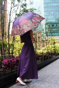 「日本名作倶楽部 手塚治虫生誕90周年記念 郡内織 晴雨兼用折りたたみ傘 ＜リボンの騎士＞ 」の使用イメージ。