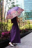 「日本名作倶楽部 手塚治虫生誕90周年記念 郡内織 晴雨兼用折りたたみ傘 ＜リボンの騎士＞ 」の使用イメージ。