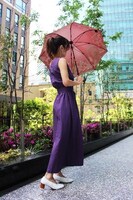 「日本名作倶楽部 手塚治虫生誕90周年記念 郡内織 晴雨兼用折りたたみ傘 ＜リボンの騎士＞ 」の使用イメージ。