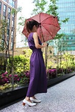 「日本名作倶楽部 手塚治虫生誕90周年記念 郡内織 晴雨兼用折りたたみ傘 ＜リボンの騎士＞ 」の使用イメージ。