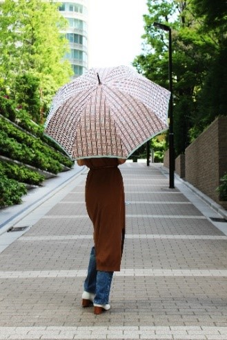 「日本名作倶楽部 手塚治虫生誕90周年記念 郡内織 晴雨兼用折りたたみ傘 ＜ユニコ＞ 」の使用イメージ。