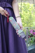 「日本名作倶楽部 手塚治虫生誕90周年記念 郡内織 晴雨兼用折りたたみ傘 ＜リボンの騎士＞ 」の使用イメージ。