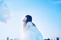 エンディングテーマを担当する安月名莉子。