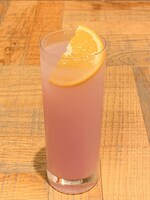 第1弾メニューの「丈とゴマモンのグレープカルピス」。