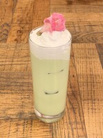 第2弾メニューの「ミミとパルモンの抹茶ミルク」。