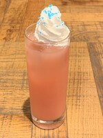 第2弾メニューの「空とピヨモンのイチゴカルピス」。